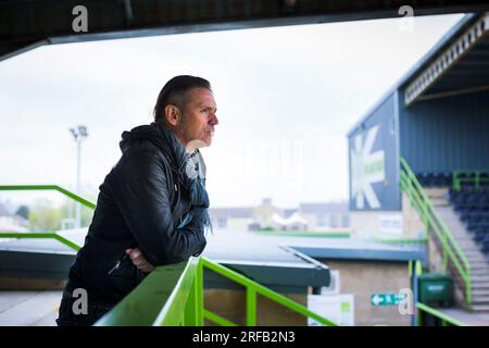 Porträt von Dale Vince, Gründer von Ecotricity, Stroud und Vorsitzender des Forest Green Rovers Football Club, hier auf dem Fußballplatz abgebildet. Stockfoto