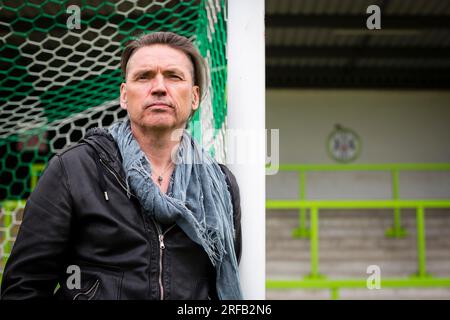 Porträt von Dale Vince, Gründer von Ecotricity, Stroud und Vorsitzender des Forest Green Rovers Football Club, hier auf dem Fußballplatz abgebildet. Stockfoto