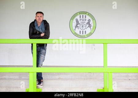 Porträt von Dale Vince, Gründer von Ecotricity, Stroud und Vorsitzender des Forest Green Rovers Football Club, hier auf dem Fußballplatz abgebildet. Stockfoto