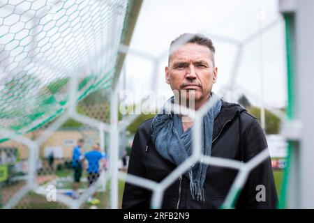 Porträt von Dale Vince, Gründer von Ecotricity, Stroud und Vorsitzender des Forest Green Rovers Football Club, hier auf dem Fußballplatz abgebildet. Stockfoto