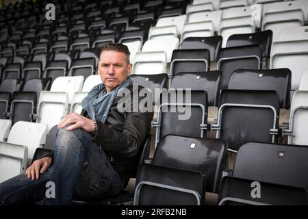 Porträt von Dale Vince, Gründer von Ecotricity, Stroud und Vorsitzender des Forest Green Rovers Football Club, hier auf dem Fußballplatz abgebildet. Stockfoto