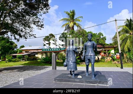 Statue von Baba und Mai vor dem Boot Lalla Rookh, mit dem die ersten Hindustani-Einwanderer in Suriname ankamen, Commewijne, Suriname Stockfoto