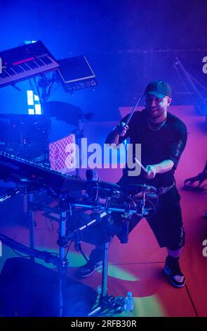 JAX Jones, echter Name Timucin K Lam, ist ein englischer DJ, Plattenproduzent, Songwriter und Remixer, der hier auf einem Konzert auftritt. Stockfoto