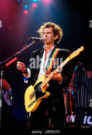 Keith Richards Star von The Rolling Stones tritt mit seiner eigenen Band die X-pensive Swinos in der Londoner Brixton Academy auf der Main Offender Tour auf. Stockfoto