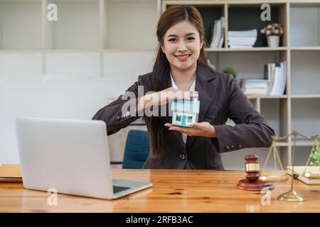 Vertrauensvolle asiatische Anwältin für Hausangestellte, die im Büro arbeitet und Vertragsdokumente am Schreibtisch liest. Rechtsdienste, Beratung, Justiz und Stockfoto