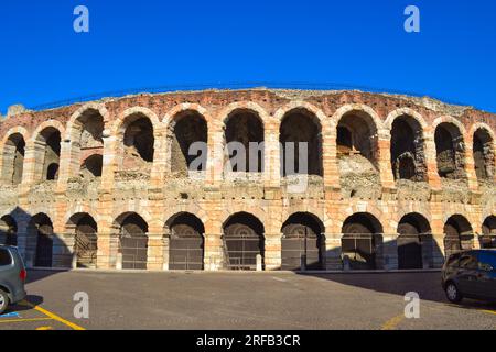 Verona, Veneto, Italien-Februar 9. 2015: Berühmte Arena di Verona und Piazza Bra an einem schönen sonnigen Wintertag Stockfoto