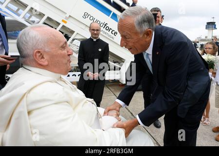 Lissabon, Portugal. 02. Aug. 2023. Portugal, Lissabon, 2023/8/2. Papst Franziskus wird von Portugals Präsident Marcelo Rebelo de Sousa (R) bei seiner Ankunft am Figo Maduro-Flugplatz in Lissabon, Portugal, begrüßt. Foto: VATIKANISCHE MEDIEN/katholische Presse Foto: Unabhängige Fotoagentur/Alamy Live News Stockfoto