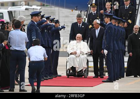 Lissabon, Portugal. 02. Aug. 2023. Portugal, Lissabon, 2023/8/2. Papst Franziskus wird von Portugals Präsident Marcelo Rebelo de Sousa (R) bei seiner Ankunft am Figo Maduro-Flugplatz in Lissabon, Portugal, begrüßt. Foto: VATIKANISCHE MEDIEN/katholische Presse Foto: Unabhängige Fotoagentur/Alamy Live News Stockfoto