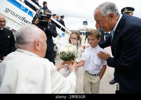 Lissabon, Portugal. 02. Aug. 2023. Portugal, Lissabon, 2023/8/2. Papst Franziskus wird von Portugals Präsident Marcelo Rebelo de Sousa (R) bei seiner Ankunft am Figo Maduro-Flugplatz in Lissabon, Portugal, begrüßt. Foto: VATIKANISCHE MEDIEN/katholische Presse Foto: Unabhängige Fotoagentur/Alamy Live News Stockfoto