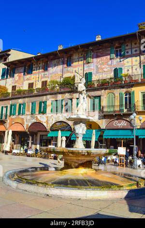 Verona, Veneto, Italien-Februar 9. 2015: Malerische farbenfrohe Häuser und Markt an der Piazza delle Erbe in der Altstadt von Verona, Italien. Stadt Verona Stockfoto