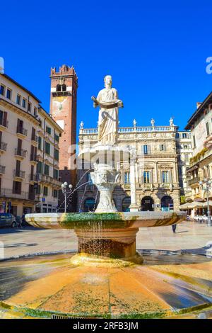 Verona, Veneto, Italien-Februar 9. 2015: Malerische farbenfrohe Häuser und Markt an der Piazza delle Erbe in der Altstadt von Verona, Italien. Stadt Verona Stockfoto