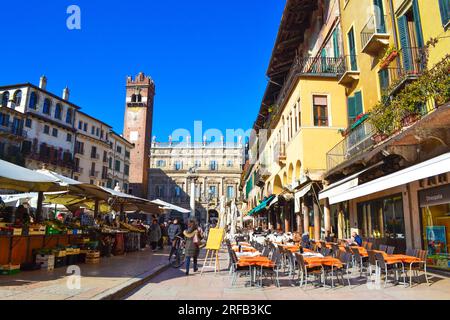 Verona, Veneto, Italien-Februar 9. 2015: Malerische farbenfrohe Häuser und Markt an der Piazza delle Erbe in der Altstadt von Verona, Italien. Stadt Verona Stockfoto