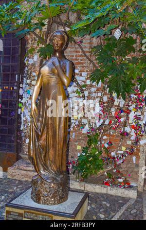 Verona, Veneto, Italien-Februar 9. 2015: Patio und Statue der Julia von Julia in Verona, Italien. Sehr beliebter Touristenort Stockfoto