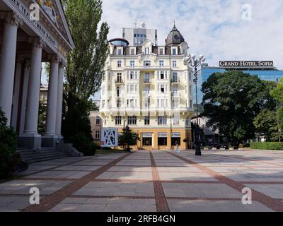 IIvan Vazov Nationaltheater (links) im Stadtgarten und nahe gelegenen Hotels in Sofia, Bulgarien. August 2023. Stockfoto