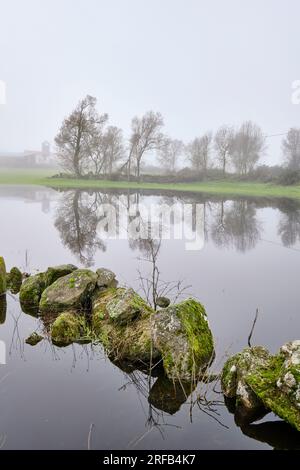 Traditionelle Steinmauer in Vila Cha da Braciosa an einem nebligen Morgen. Miranda do Douro, Tras-os-Montes. Portugal Stockfoto