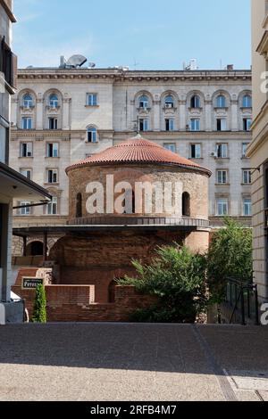 Die Kirche St. George alias St. George Rotunde mit Serdica Ruinen an einem Sommerabend. Sofia, Bulgarien. August 2023 Stockfoto