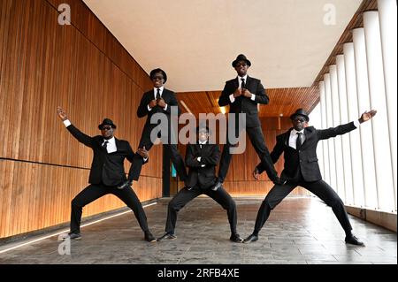 Edinburgh, Schottland, Großbritannien. 2. Aug 2023. Edinburgh Fringe: Die Zirkusshow der Black Blues Brothers im Middle Meadow Walk. Die Black Blues Brothers zeigen ihre akrobatischen Fähigkeiten und bringen ihre Flips, Tricks, einen feuerfesten Limbo, menschliche Pyramiden, lustige Gags und Tanzherausforderungen zum Rand von Edinburgh. Vorstellung in den Versammlungsräumen, Veranstaltungsort 20 vom 4. August Kredit: Craig Brown/Alamy Live News Stockfoto