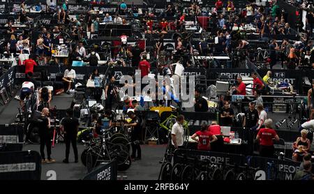 Fahrer und Mitarbeiter im Sir Chris Hoy Velodrome, vor der UCI-Radweltmeisterschaft 2023 in Glasgow. Bilddatum: Mittwoch, 2. August 2023. Stockfoto