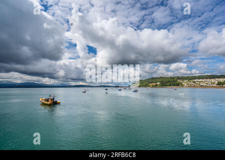 Von Beaumaris auf Anglesey North Wales aus blickt man auf Snowdonia Stockfoto
