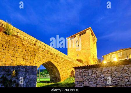 Die mittelalterliche Brücke von Ucanha aus dem 12. Jahrhundert über den Fluss Varosa. Der Turm an einem der Eingänge war der erste im Land Stockfoto