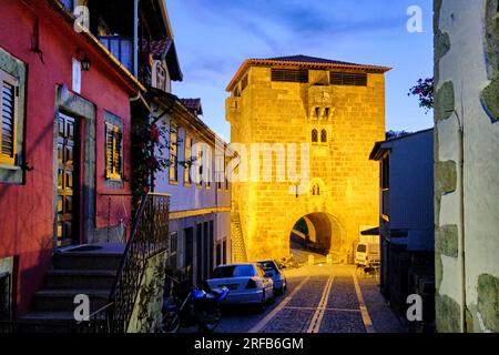 Der Turm an einem der Eingänge der mittelalterlichen Brücke von Ucanha, die aus dem 12. Jahrhundert stammt, über den Fluss Varosa. Es war der erste im Kommando Stockfoto