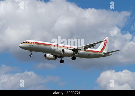 Royal Jordanian Retro Livery Airbus A321 Landung auf dem Londoner Flughafen Heathrow. London - 1. August 2023 Stockfoto