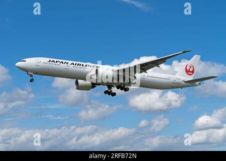 Japan Airlines JAL Boeing 777-346 landet am Flughafen Heathrow in London. London - 1. August 2023 Stockfoto