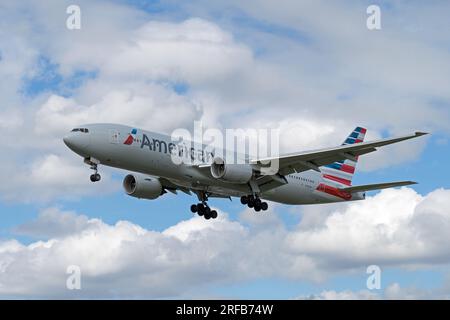 American Airlines Boeing 777 landet am Londoner Flughafen Heathrow. London - 1. August 2023 Stockfoto