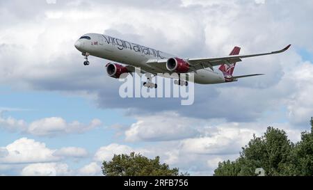 Virgin Atlantic Airbus A350-1000 Ruby Slipper Landung am Londoner Flughafen Heathrow. London - 1. August 2023 Stockfoto