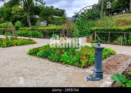 Eine Ecke des farbenfrohen Kitchen Garden im „The Newt in Somerset“, nr Bruton, England, Großbritannien Stockfoto