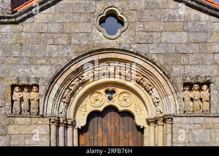 Portal der romanischen Mutterkirche, 12. Jahrhundert. Sernancelhe, Beira Alta. Portugal Stockfoto