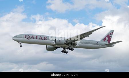 Qatar Boeing 777 landet am Londoner Flughafen Heathrow. London - 1. August 2023 Stockfoto