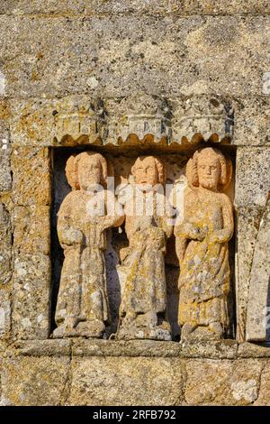 Steinwerk der Heiligen im Portal der romanischen Mutterkirche, 12. Jahrhundert. Sernancelhe, Beira Alta. Portugal Stockfoto