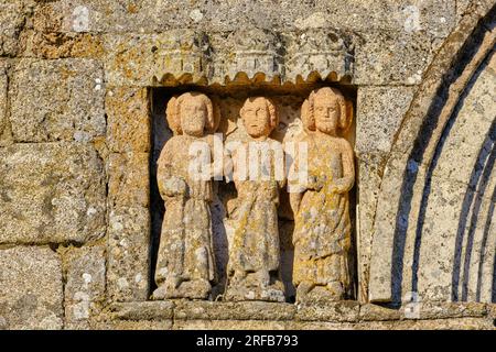 Steinwerk der Heiligen im Portal der romanischen Mutterkirche, 12. Jahrhundert. Sernancelhe, Beira Alta. Portugal Stockfoto