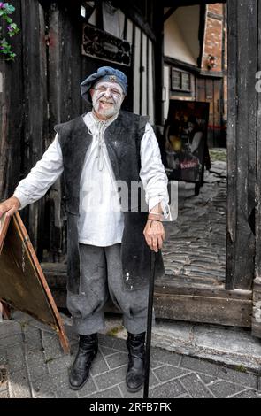 Porträt eines älteren Mannes in traditioneller Tudor-Tracht in Tudor World, Stratford upon Avon, England, Großbritannien Stockfoto