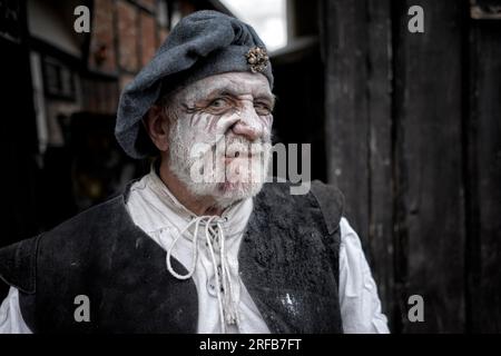 Porträt eines älteren Mannes in traditioneller Tudor-Tracht in Tudor World, Stratford upon Avon, England, Großbritannien Stockfoto
