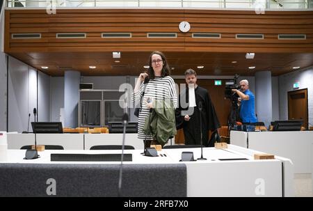 Den Haag, Niederlande. 2. August 2023. Aktivistin Sofie Vos vor Gericht, vor dem Urteil, gegen acht Klimaschutzaktivisten, die der Aufwiegelung verdächtigt werden. Die Aktivisten riefen andere Menschen in sozialen Medien auf, sich der Blockade der Rebellion von A12 am 28. Januar anzuschließen. ANP JEROEN JUMELET/Alamy Live Newsnetherlands Out - belgien Out Stockfoto