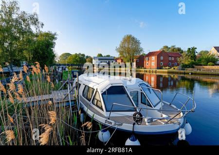 Blick auf festgemachte Boote auf dem Fluss Waveney in Beccles, Suffolk, England, Großbritannien Stockfoto