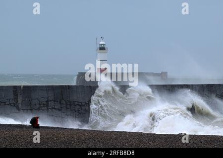 Newhaven East Sussex, Großbritannien. 2. Aug. 2023. Der Leuchtturm und Hafen von Newhaven in East Sussex werden von starken Winden und stürmischen Meeren erschüttert, während das unruhige Wetter weiterhin das britische Sommerkredit MARTIN DALTON/Alamy Live News dominiert Stockfoto