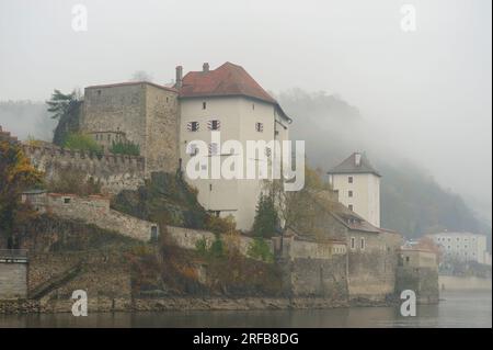 Passau, Bayern, Deutschland. 07. November 2015. Veste Niederhaus im Nebel Stockfoto