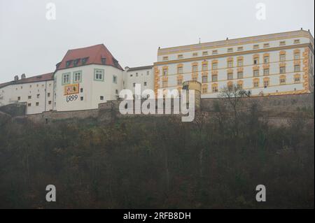 Passau, Bayern, Deutschland. 07. November 2015. Veste Oberhaus im Nebel Stockfoto