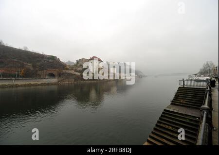 Passau, Bayern, Deutschland. 07. November 2015. Veste Niederhaus im Nebel Stockfoto