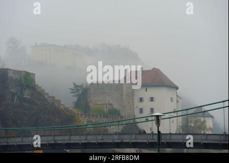 Passau, Bayern, Deutschland. 07. November 2015. Veste Niederhaus im Nebel Stockfoto