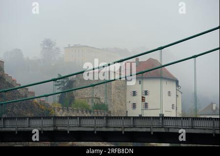 Passau, Bayern, Deutschland. 07. November 2015. Veste Niederhaus im Nebel Stockfoto