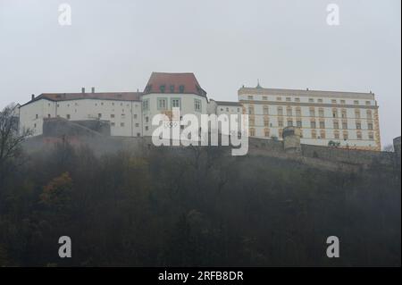 Passau, Bayern, Deutschland. 07. November 2015. Veste Oberhaus im Nebel Stockfoto