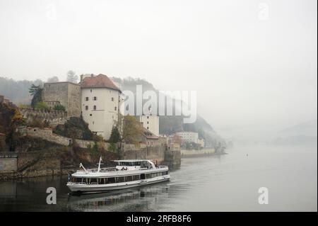 Passau, Bayern, Deutschland. 07. November 2015. Veste Niederhaus im Nebel Stockfoto