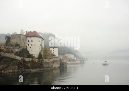 Passau, Bayern, Deutschland. 07. November 2015. Veste Niederhaus im Nebel Stockfoto