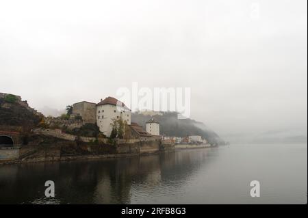 Passau, Bayern, Deutschland. 07. November 2015. Veste Niederhaus im Nebel Stockfoto