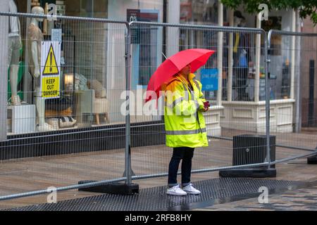 Sachschaden in Preston Lancashire. UK Weather 02 Aug 2023 . Heras umzäunt den Straßenrand des nächsten Ladens, da das Gebäude Sturmschäden in Fishergate erleidet. Im Vereinigten Königreich wurden gelbe Unwetterwarnungen über starke Winde und Gewitter ausgegeben. Prognosen sagen, dass es Schäden an Gebäuden und Strukturen durch Blitzeinschläge von Credit geben könnte. MediaWorldImages/AlamyLiveNews Stockfoto