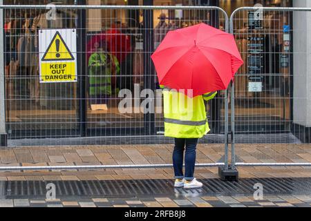 Gefahrenschild „Halten Sie sich aus“. Perimetersicherheit nach Sachschäden in Preston Lancashire. UK Wetter August 2023 . Heras Fechten um den Straßenrand des nächsten Stores, während das Gebäude in Fishergate Sturmschäden erlitten hat. Gelbe Unwetterwarnungen wurden über starke Winde und Gewitter in Großbritannien ausgegeben. Prognostiker sagen, dass es Schäden an Gebäuden und Strukturen durch Blitzeinschläge geben könnte Stockfoto